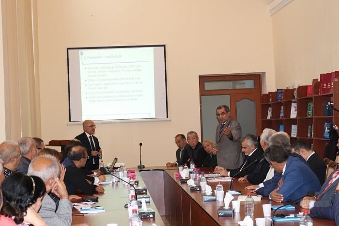“Kreativ iqtisadiyyat” Diskussiya Klubunda Bank Tədris Mərkəzinin direktoru Cavanşir Abdullayevin təqdimatı 16.10.2015. 12