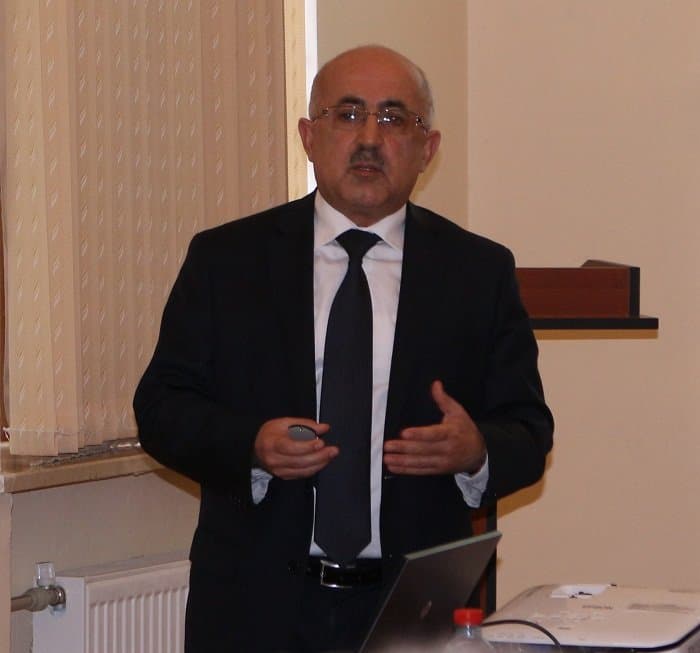 “Kreativ iqtisadiyyat” Diskussiya Klubunda Bank Tədris Mərkəzinin direktoru Cavanşir Abdullayevin təqdimatı 16.10.2015. 4