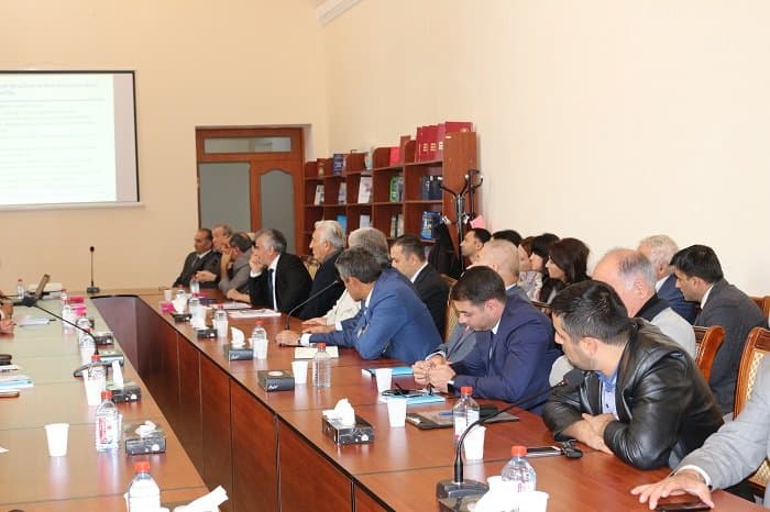 “Kreativ iqtisadiyyat” Diskussiya Klubunda Bank Tədris Mərkəzinin direktoru Cavanşir Abdullayevin təqdimatı 16.10.2015. 7