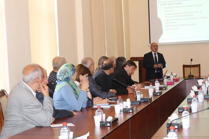 “Kreativ iqtisadiyyat” Diskussiya Klubunda Bank Tədris Mərkəzinin direktoru Cavanşir Abdullayevin təqdimatı 16.10.2015. 8