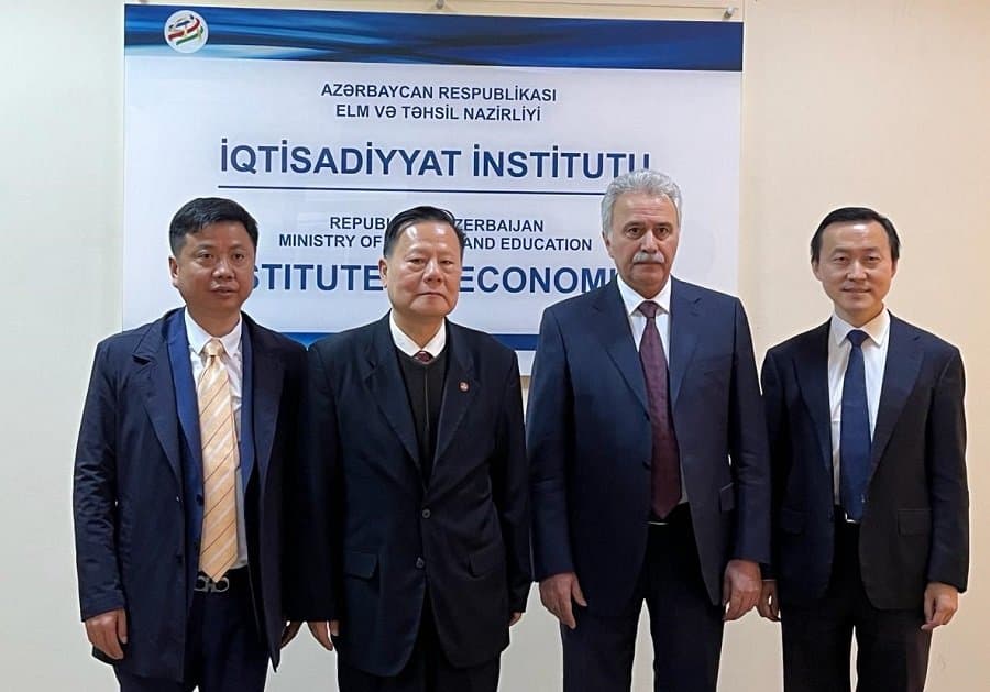 Çinli alimlər İqtisadiyyat İnstitutunda çıxış ediblər