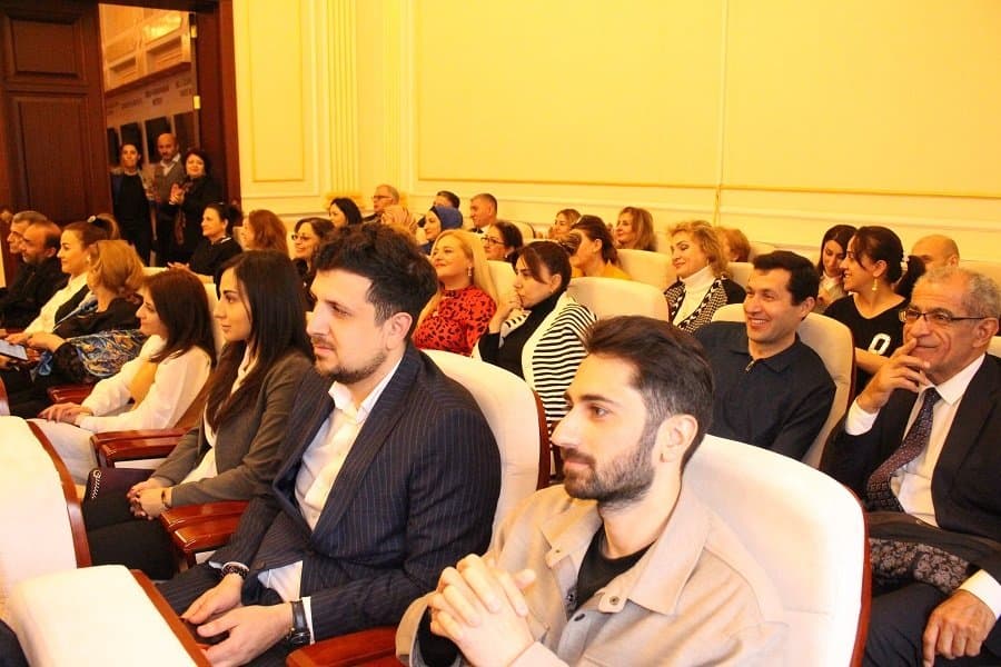 Çinli alimlər İqtisadiyyat İnstitutunda çıxış ediblər 9