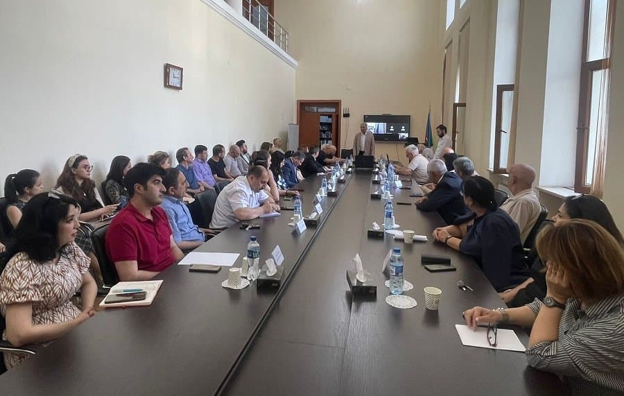 İqtisadiyyat İnstitutunun elmi seminarında "Fransa müstəmləkəçiliyinin iqtisadi nəticələri" müzakirə olunub 4