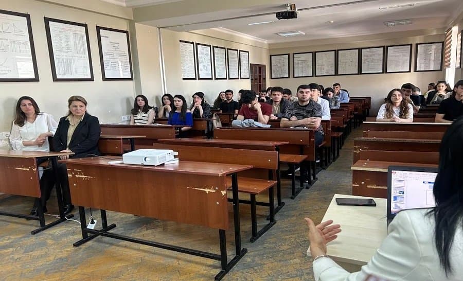 İqtisadiyyat İnstitutunun şöbə müdiri AMİU-da təcrübə dərsi aparmışdır 2